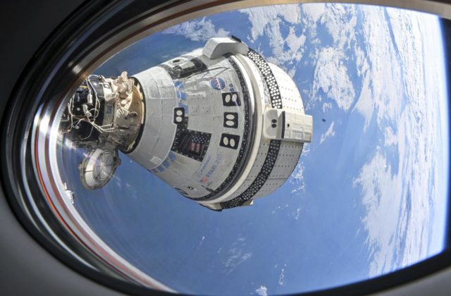 Astronauti sa z vesmírnej stanice nebudú vracať problémovou loďou Starliner, na cestu domov si budú musieť počkať do budúceho roka