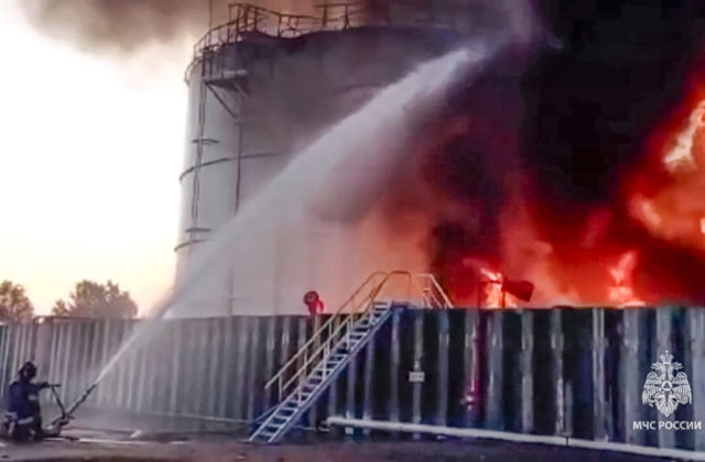 Požiar ropného skladu v ruskej Rostovskej oblasti trvá už viac ako týždeň, zásobníky ropy horia až na štyroch miestach (foto)