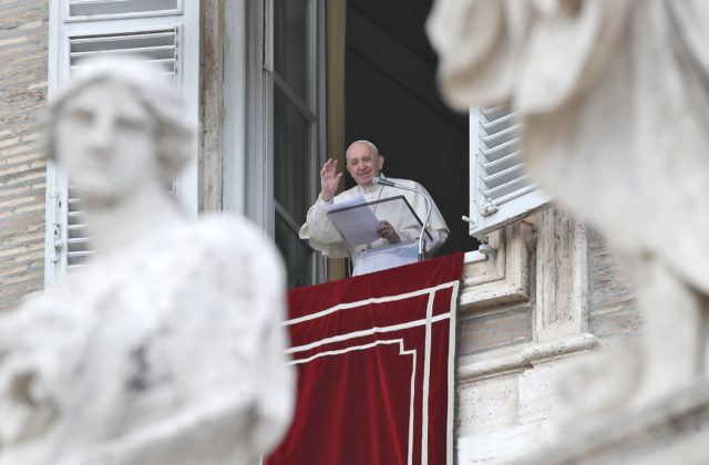 Pápež František sa modlil za koniec pandémie, smútil nad trápením mnohých ľudí