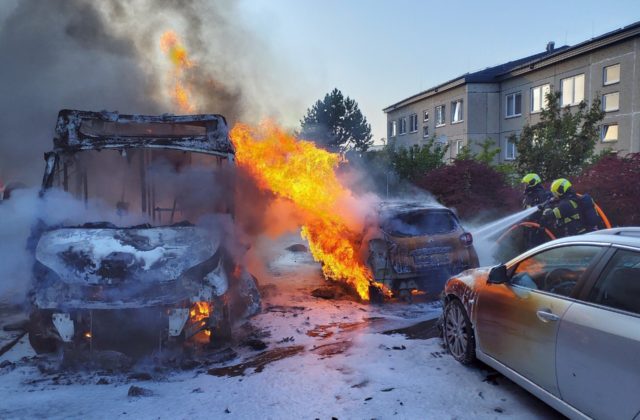 Autobus uprostred ulice v Prahe zhorel do tla, požiar poškodil aj okolité autá (foto)