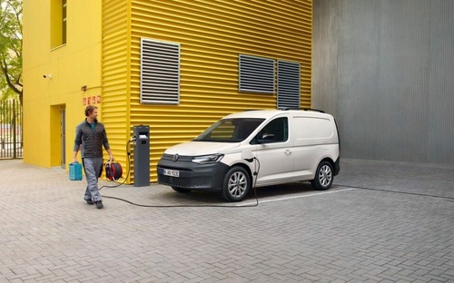 Nový plug-in hybridný VW Caddy eHybrid prejde na nabitie až 122 km. Zvládne aj rýchlonabíjanie