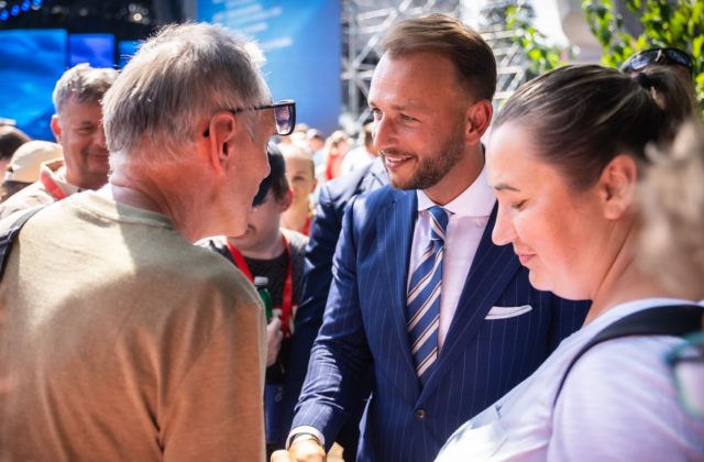 Keď Slováci držia spolu, dokážu poraziť aj toho najväčšieho nepriateľa, uvidel Šutaj Eštok. SNP je podľa ministra ukážkou našej svetlej histórie (video)