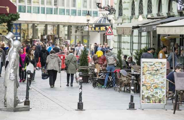 Slovensko má takmer o 4 700 osôb menej, prirodzený úbytok obyvateľstva sa však znížil