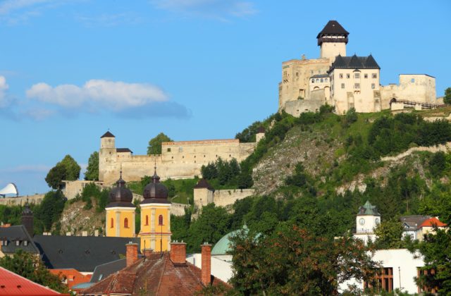 Archeológovia na Trenčianskom hrade odkrývajú gotickú kryptu z 15. storočia priamo pred očami návštevníkov