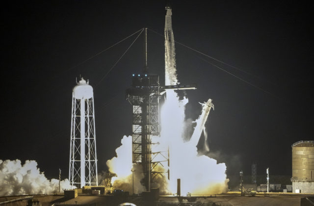 Miliardár Isaacman v rakete firmy SpaceX opäť vyštartoval na obežnú dráhu (foto)