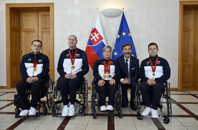 Blanár prijal paralympijských medailistov po návrate z Paríža. Minister je hrdý na výsledky, ktoré dosiahli (foto)