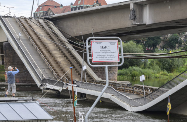 V Drážďanoch sa zrútila časť mosta, pozastavená je doprava a ľudia sú bez vykurovania (foto)