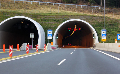 Tunel Višňové má problém: Čo bude s kamiónmi a nebezpečným nákladom?