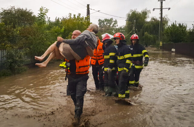 Východ Rumunska zasiahli silné dažde a záplavy, o život prišlo päť ľudí (foto)