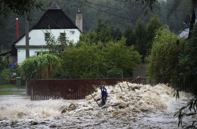 Muž spadol pri upratovaní naplavenín do rozvodneného potoka, už sa nevynoril