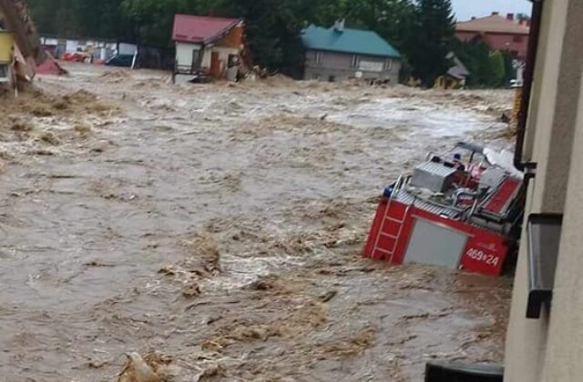 Záplavy pustošia aj juhozápad Poľska. V meste Stronie Śląskie sa pretrhla hrádza, prúd vody strhol celé hasičské auto (video+foto)