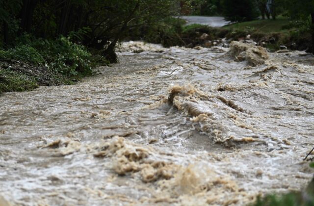 Záplavy pustošia aj juhozápad Poľska. V meste Stronie Śląskie sa pretrhla hrádza (video+foto)