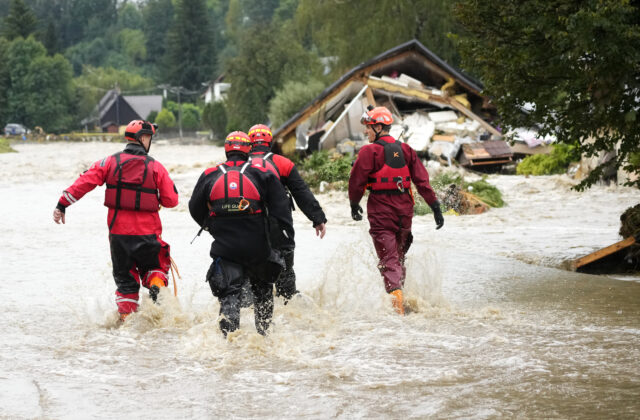 V Česku pre povodne evakuovali tisíce ľudí, mesto Jeseník voda úplne odrezala od sveta (foto)