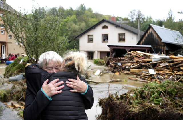 Povodne v strednej Európe si už vyžiadali osem obetí. To najhoršie nie je ešte za nami, varuje český premiér (video+foto)