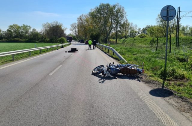 Motorkár prešiel do protismeru a ťukol do auta, zraneniam na mieste podľahol (foto)