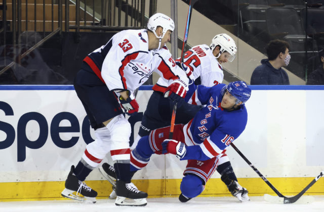 Chárov Washington vyradil NY Rangers z boja o play-off, Ovečkin odohral iba 39 sekúnd (video)