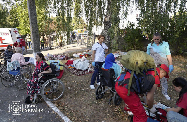 Rusi zhodili leteckú bombu na domov dôchodcov v ukrajinskom meste Sumy, po útoku zomrel jeden človek