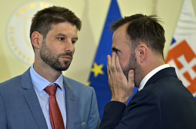 Fico pripúšťa zmeny v DPH pri dvoch opatreniach aj zmrazenie platov poslancov. Iba chcú ľuďom brať peniaze, povedal po stretnutí Šimečka (video+foto)