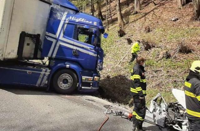 Donovaly museli uzavrieť, pri Korytnici sa čelne zrazil nákladiak s autom (foto)