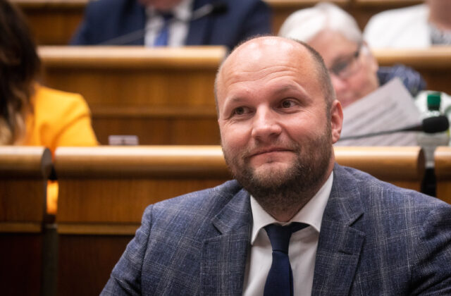 Poslanci Smeru podali trestné oznámenie na Jaroslava Naďa pre korupciu, exminister obrany reagoval krátkym vyhlásením