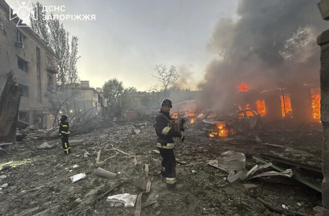 Rusi zaútočili na Záporožie 13 navádzanými bombami, medzi zranenými sú aj dve deti (foto)