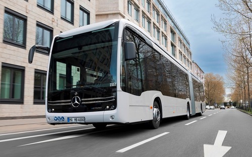 Najlepší autobus roka 2024 je kĺbový elektrický Mercedes-Benz eCitaro G. Zvolilo ho 40 porotcov