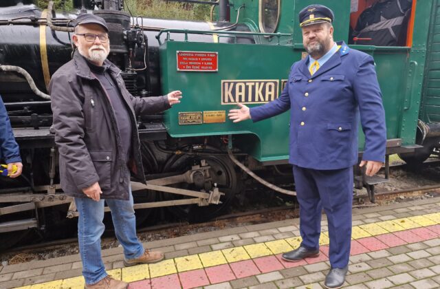 Lokomotíva Katka mala na Košickej detskej historickej železnici vzácneho hosťa, navštívil ju pravnuk jej konštruktéra (foto)