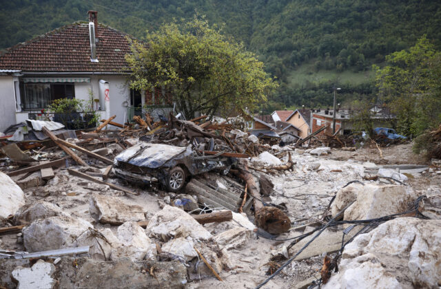 Záplavy a zosuvy pôdy v Bosne a Hercegovine usmrtili 16 ľudí. Voda všetko zmietla, vrátane psa, hovorí jeden z obyvateľov (foto)