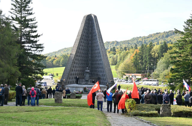 Na Dukle a vo Svidníku sa konajú oslavy 80. výročia Karpatsko-duklianskej operácie, návštevníkov čaká bohatý kultúrno-spoločenský program (video)