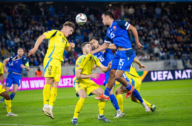 Slovenská futbalová reprezentácia odcestovala do Baku, avšak bez troch hráčov aj manažéra tímu