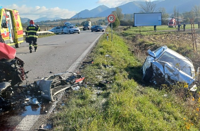 Tragickú nehodu úradníčok medzi Žilinou a Krasňanmi neprežila jedna žena, na mieste zasahoval aj vrtuľník (foto)