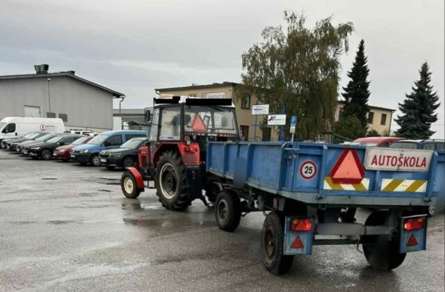 Muž skladal skúšky v autoškole z jazdy na traktore, policajtov prekvapil alkoholom v krvi