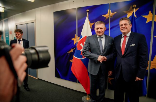 Fico vyzval predstaviteľov Progresívneho Slovenska, aby nerobili Marošovi Šefčovičovi peklo v Európskom parlamente (video)