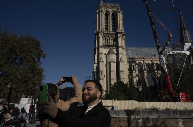 Katedrála sv. Martina v Bratislave odovzdá pozdrav Notre Dame v Paríži. Čo ich spája?