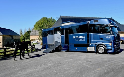 Mercedes-Benz ukázal nový luxusný prepravník na kone. Je to prepychový karavan pre osem koní