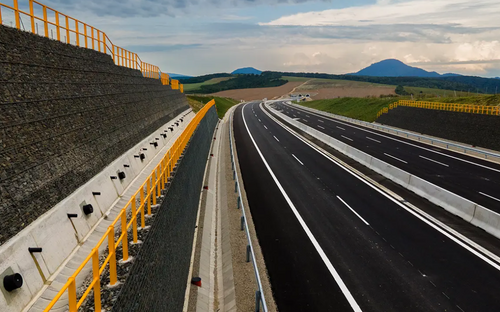 Prekvapivá diaľnica, akú ste ešte nevideli: Platí tam prísny rýchlostný limit 60 km/h