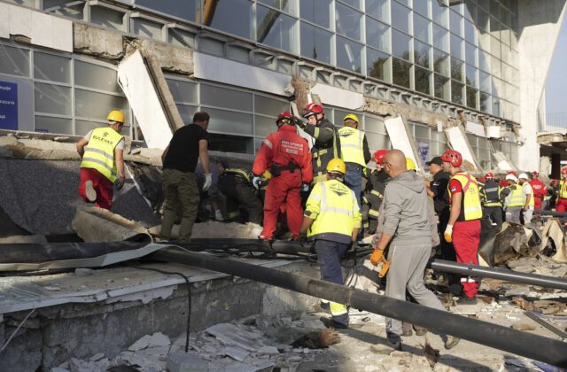 Nad vchodom do železničnej stanice sa zrútila betónová strecha, zahynulo najmenej osem ľudí (foto)