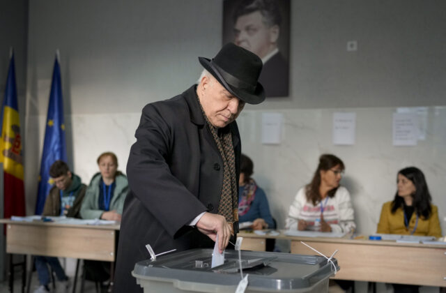 V Moldavsku sa koná rozhodujúce druhé kolo prezidentských volieb, zatieňujú ich obvinenia z podvodu a zastrašovania