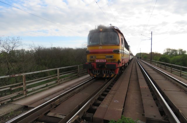 Chodec neprežil na železnici zrážku s vlakom, na ušiach mal zrejme slúchadlá (foto)