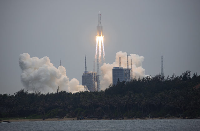 Trosky čínskej rakety dopadnú na Zem cez víkend, nemali by ohroziť ľudí ani majetok