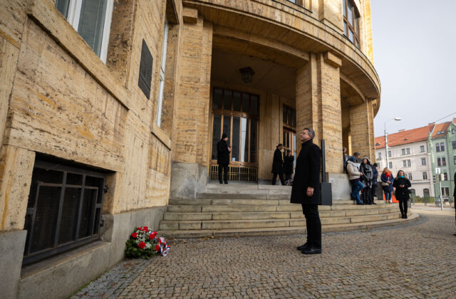 Nežnej revolúcii doposiaľ nebola venovaná patričná vedecká pozornosť, ÚPN sa jej však venuje systematicky