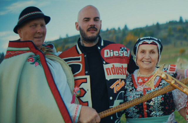 Majself piesňou Rodná zem pripomína dôležitosť medziľudských vzťahov