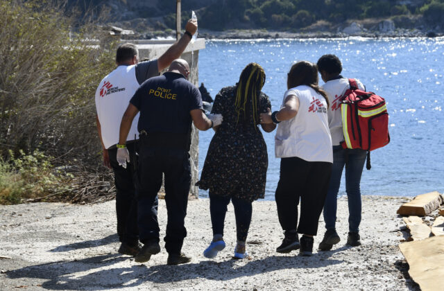 Pri gréckom ostrove Samos sa potopila loď s migrantmi, zomreli dve ženy a šesť detí