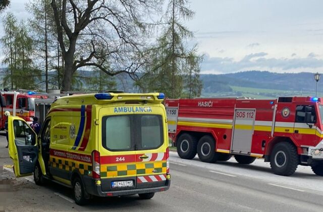 Zrážku auta s autobusom pri Dežericiach neprežil jeden človek, ďalších šesť ľudí bolo zranených