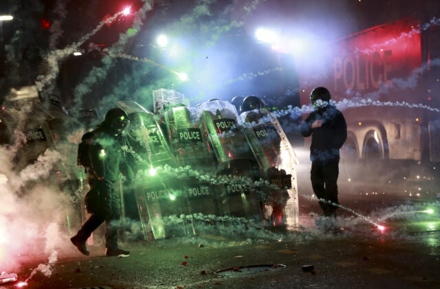 Demonštrácie v Gruzínsku po prerušení rokovaní s EÚ pokračujú, počas protestov zadržali 43 ľudí – FOTO