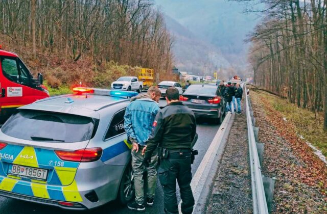 Policajti v Banskej Bystrici spozorovali na ceste kradnuté BMW, po ktorom bolo vyhlásené medzinárodné pátranie – FOTO