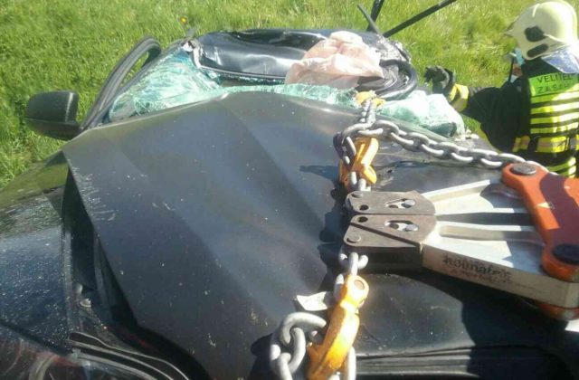 Vo Zvolene sa zrazilo osobné auto s kamiónom, štátnu cestu I/16 uzatvorili v oboch smeroch (foto)