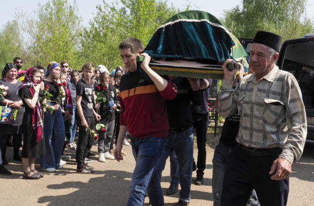 V Kazani už pochovali siedmich žiakov a dvoch zamestnancov, ktorí zahynuli počas streľby v škole