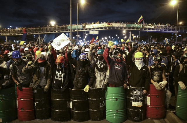 Obyvatelia v kolumbijskom Cali nemajú dostatok benzínu či potravín, protestujúci blokujú cesty
