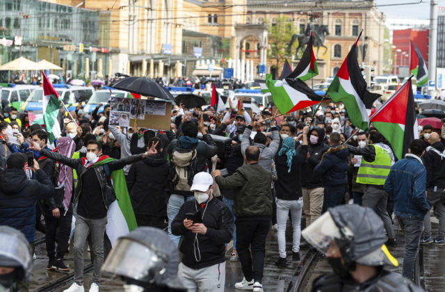 Ľudia v niekoľkých európskych mestách sa zišli a protestovali proti Izraelu